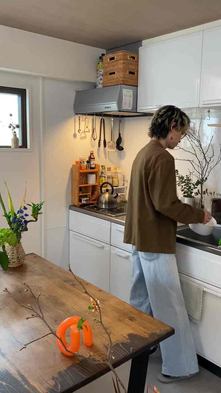 お餅茹でたりパスタ茹でたりスープ作ったり、大活躍な月兎印のホーローソースパン🟠
　　
#1R #ワンルーム #一人暮らし #ひとり暮らし #賃貸 #キッチン #キッチン小物 #琺瑯 #ホーロー #ソースパン #月兎印 #無印良品 #京都暮らし