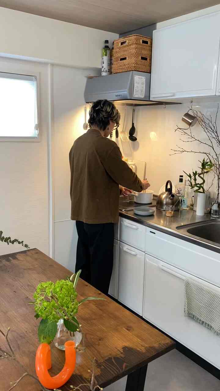 おもち茹でてる♨️
小窓にハニカムシェード設置して冷気が入ってきにくくなったから、快適🫧
　　
#1R #ワンルーム #一人暮らし #ひとり暮らし #賃貸 #キッチン #kitchen #シェードカーテン #ハニカムシェード #無印良品 #IKEA #花 #フラワーベース #花瓶 #植物 #京都暮らし