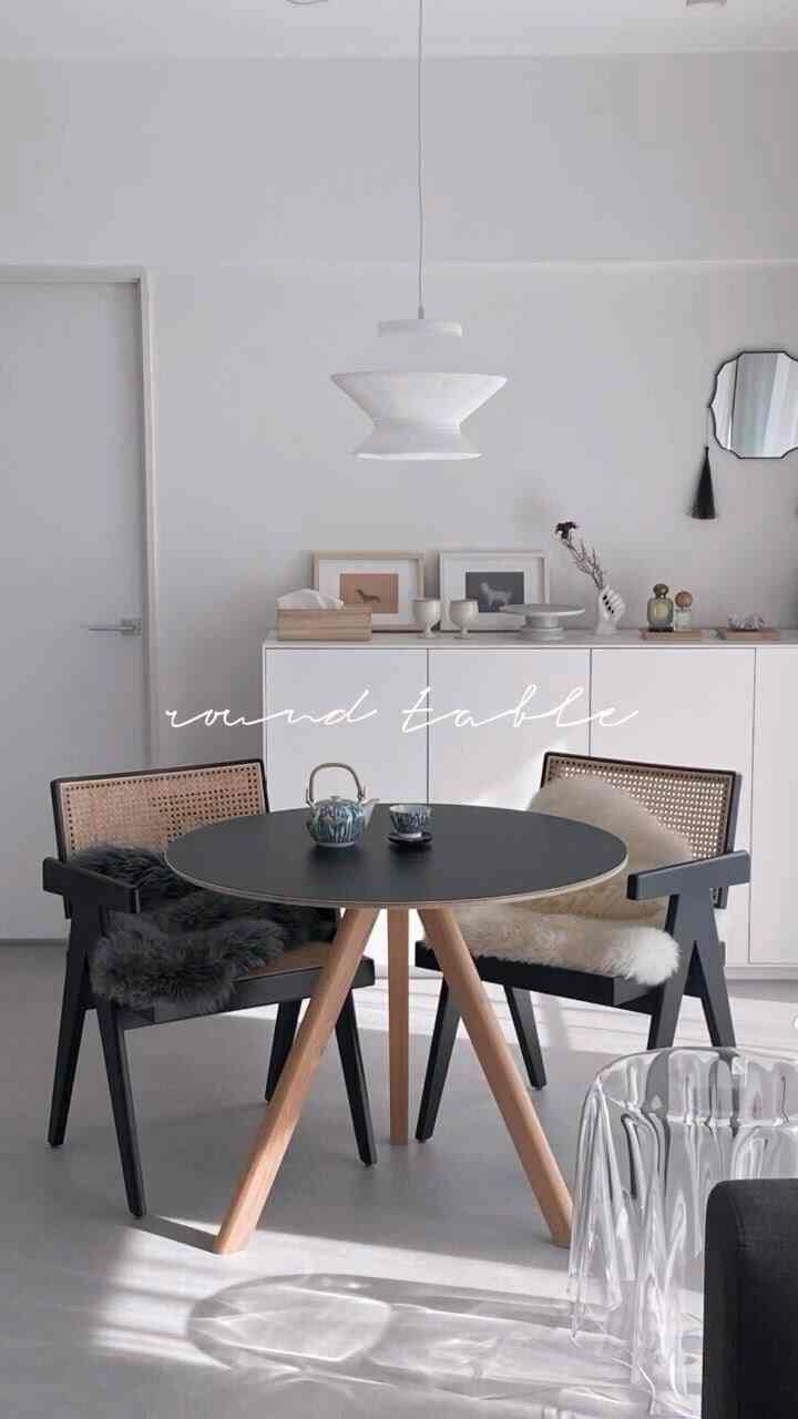 我が家のラウンドテーブルはHAYのCPH20。
サイズは90センチです。
もとはグレーのリノリウム天板ですが、傷汚れ防止も兼ねてテーブルマットでイメチェンしてます◎
リバーシブルのものを2枚持ってるので、ホワイト、ブラック、ダークグレー、シルバーの4パターンをローテーション🦢🩶
赤とか水色も試してみたいな🌟

#丸テーブル #丸テーブルのある暮らし #ラウンドテーブル #roundtable #ダイニングテーブル #hay #hayinterior #cph20 #テーブルマット