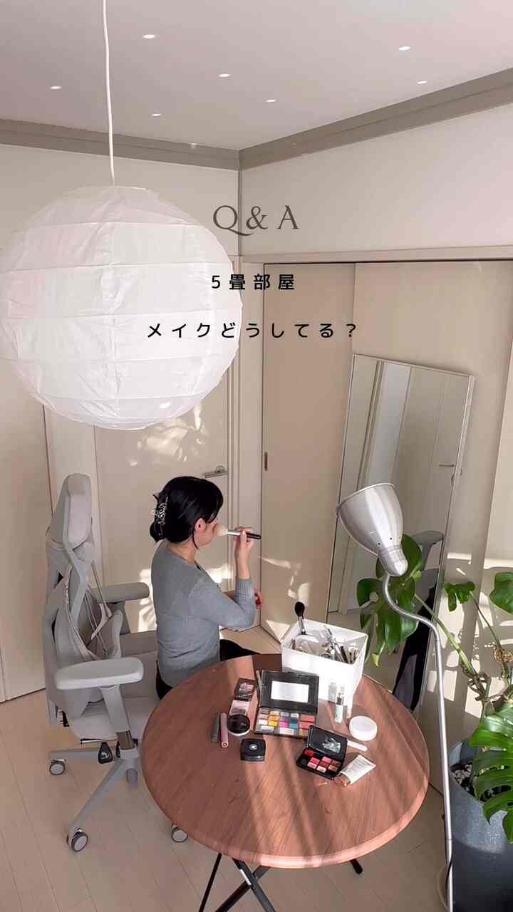 収納ボックスは、全てseria

物を増やさない為に
コスメは、アレもこれも購入せずに
１つ使い終わったら購入するスタンスをゆるーく心に置いてます✨

あと、正直アイシャドウやチーク
リップは、筆や付け方によって
濃淡や発色の調節できるから
自分に合う色味で、どこでも
つけていけそうな物をチョイスしてるよ💄

ドレッサーも置きたいけど、、
夢のまた夢だなぁ💭

#狭い部屋　#5畳　#モダンインテリア
#コスメ収納　#コスメ収納ケース #コスメ収納法 
#ドレッサー　#狭い部屋でスッキリ心地よく暮らす 
#狭い部屋のインテリア #ミニマルライフ 
#ミニマルな暮らし #ゆるミニマリスト 
#セリア購入品 #セリア収納