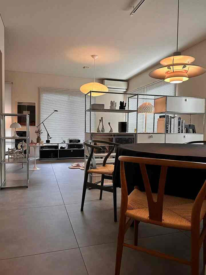 ナチュラルな色調とモダンな家具が配されたダイニングとリビング、USMハラーの棚で仕切られた清潔感のあるインテリア