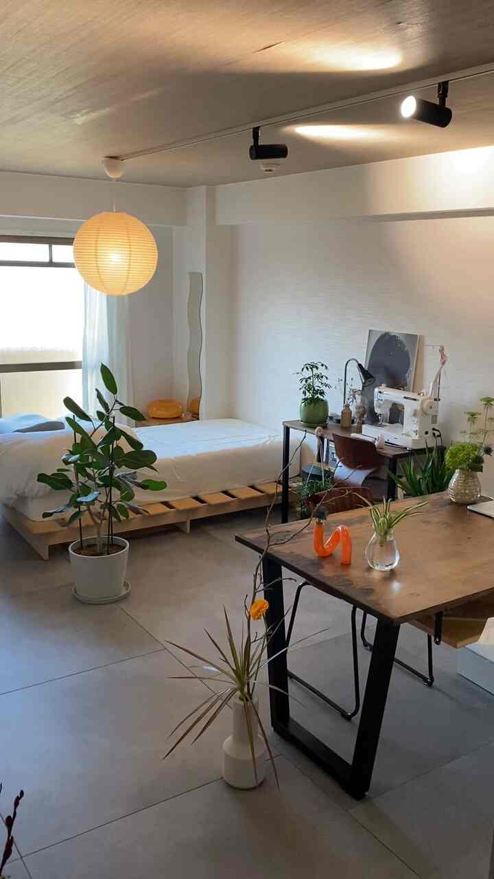 Saya juga suka warna kertas HAY dan lampu donat IKEA 🟠
　　
#1R #ワンルーム #一人暮らし #ひとり暮らし #賃貸 #DIY #DIY家具 #和モダン #ジャパンディ #フロアタイル #ライト #照明 #花 #観葉植物 #フラワーベース #花瓶 #HAY #KANADEMONO #IKEA #無印良品 #ACTUS #サンゲツ #京都暮らし