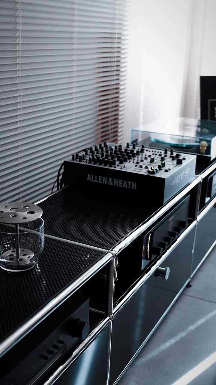 usmハラー のサイズUP

オーディオボードを750サイズの扉３枚に
追加
安定化電源ケーブル類を扉の中へ
裏から収納しました

#usm
#usmハラー 
#usmインテリア