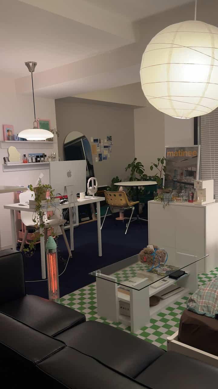 ホワイト家具とブラックソファが配置されたワンルーム、在宅勤務と収納アイデアが融合した整った韓国インテリア