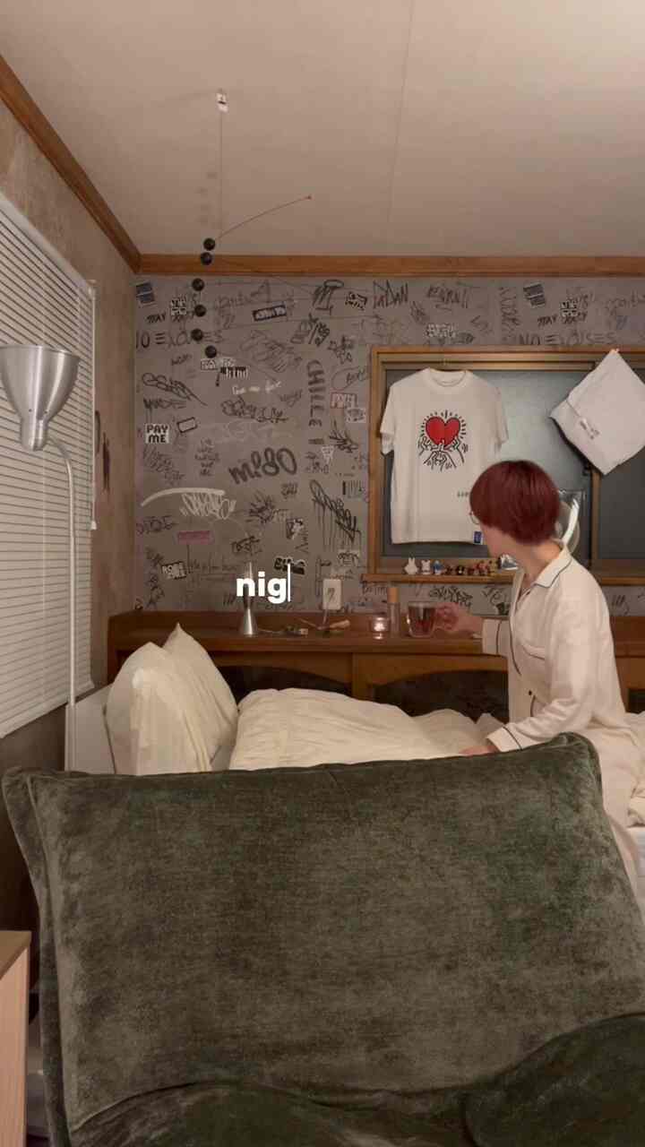 白と茶色の調和がある寝室、ミッドセンチュリーモダンの家具とモビールが配置されたレトロな雰囲気のインテリア