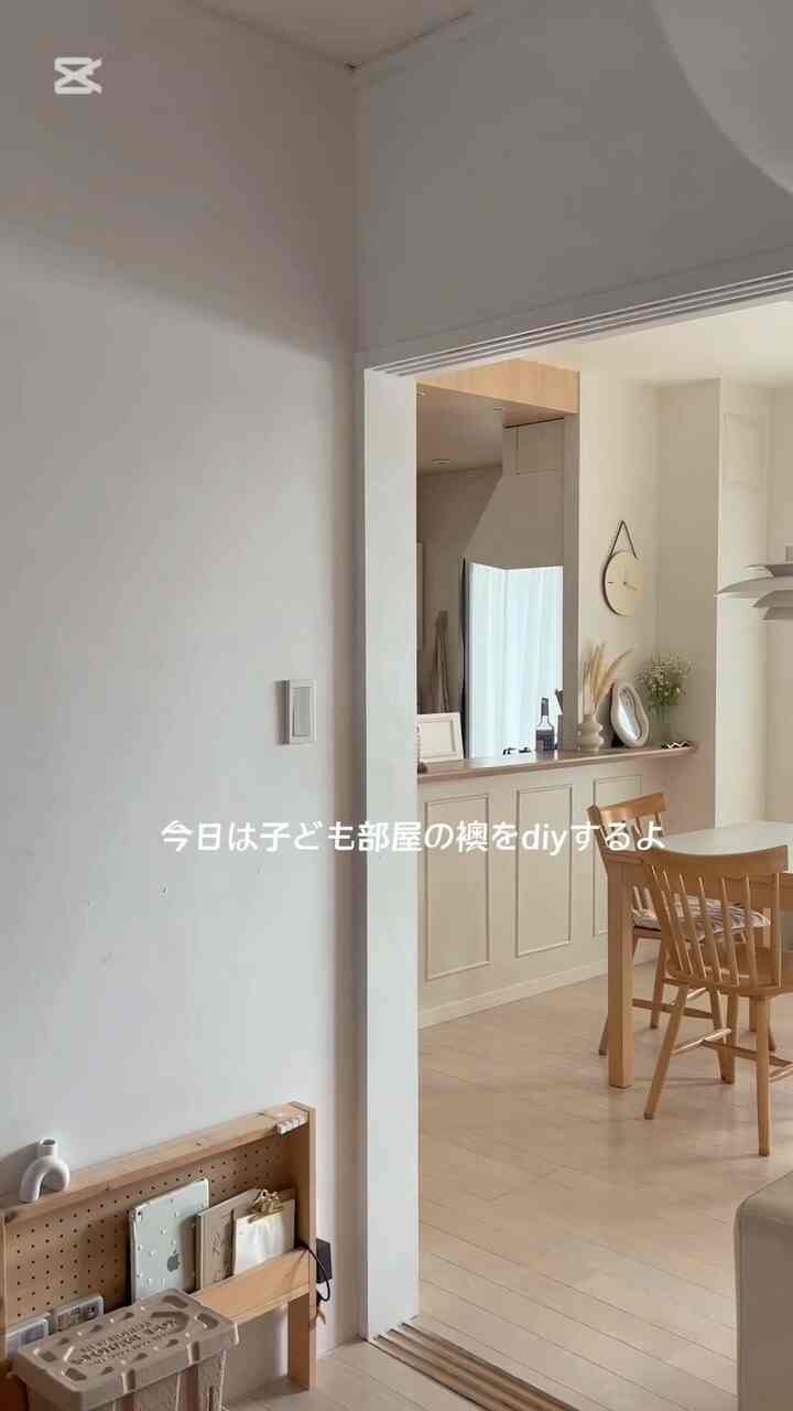 白と木目調の子供部屋、引き戸とダイニングが見える北欧風の自然な雰囲気のインテリア