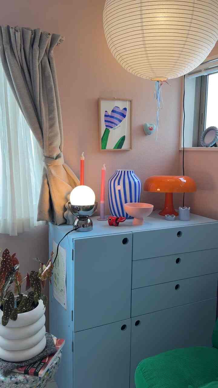 柔らかいブラウンの壁と青のコーナーキャビネットがあるコーナースペース、ペンダントライトと様々な装飾品で雰囲気のあるおうちカフェインテリア