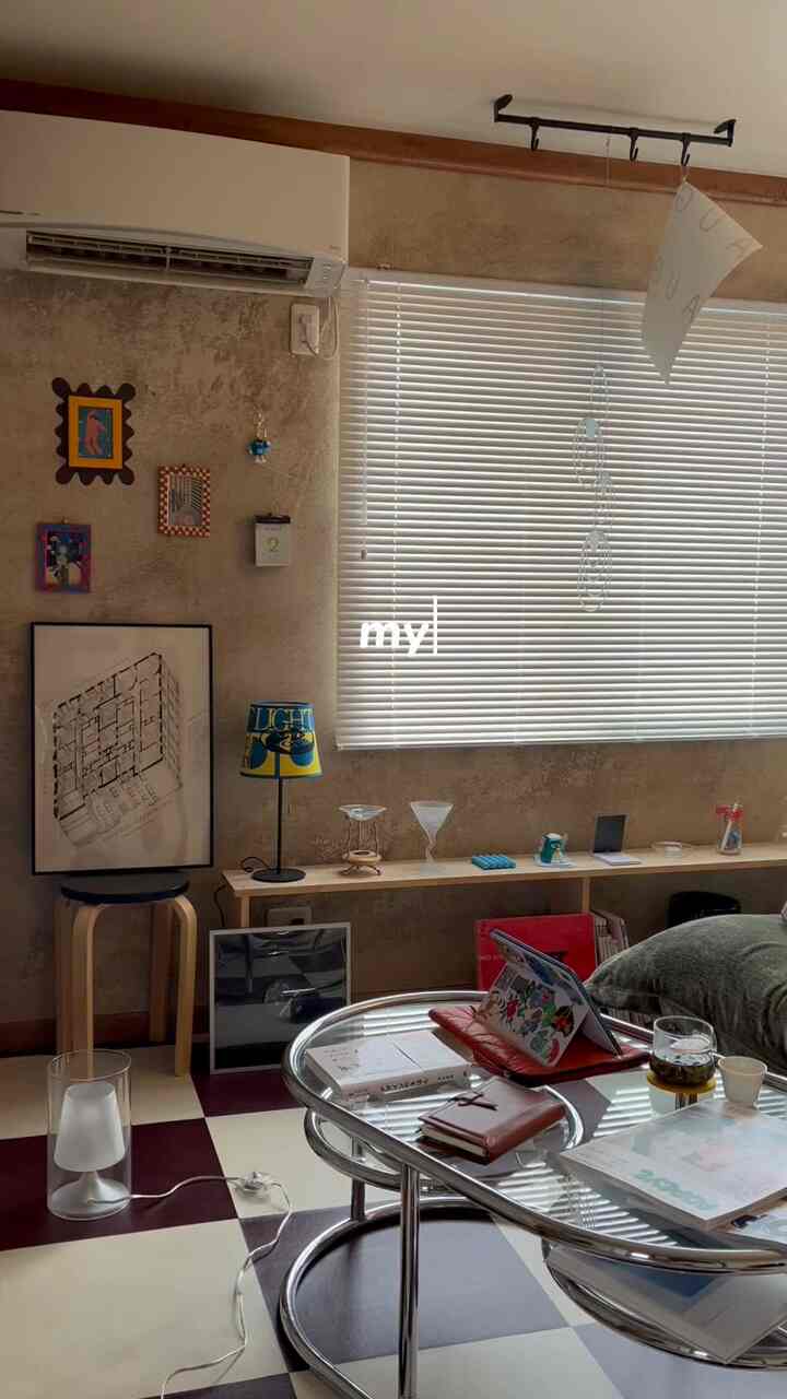 ブラウンの壁とホワイトのブラインドがあるミッドセンチュリーモダンなリビング、コーヒーテーブルとソファが配置された落ち着いた空間