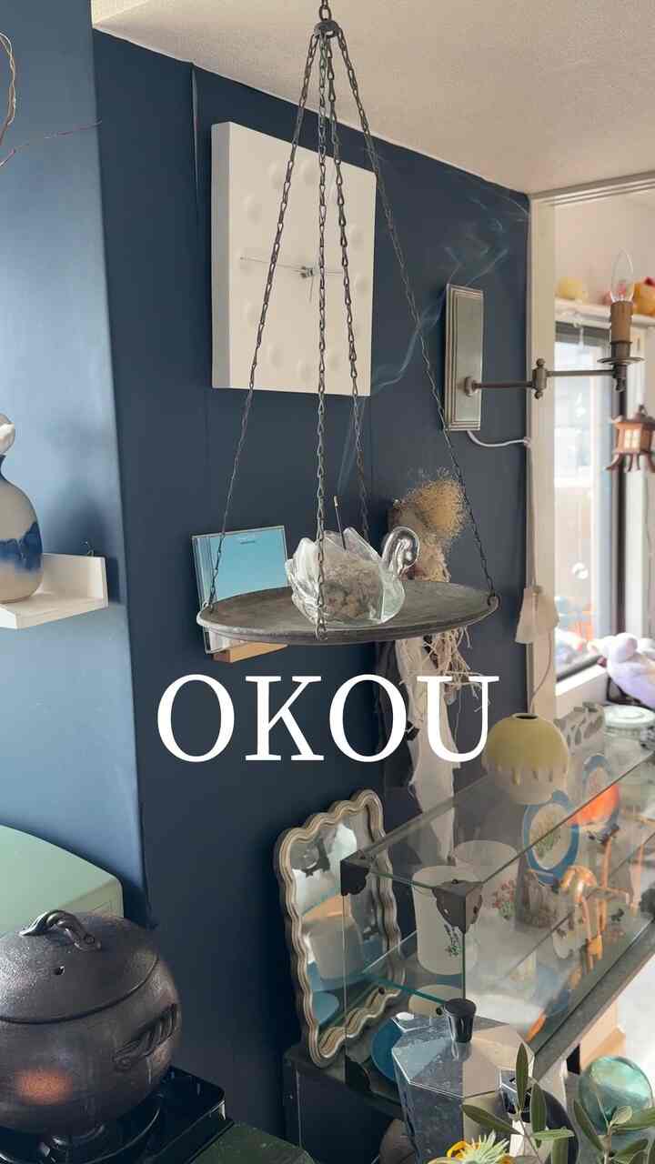 I used a swan-shaped accessory case on a swaying tray I bought at an antique shop to make an incense holder. It's right in the middle of the house, so the scent spreads everywhere and it feels great. #moipiroom #oldhouse #oldfurniture #japanday #rockinghorse #fireplacefanheater #nitori #ikea #kotatsu #tatami #raisedfloor #kitchen #kitchen #incense #antique #swan #interiordesign #interio #japandi #room #livingfor2 #3ldk #roofbalcony