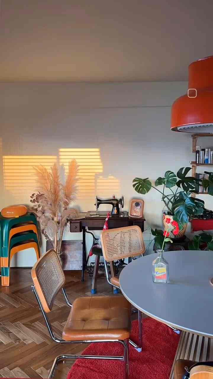 冬のリビング🏡
陽の光が入って綺麗な時期だった。

塗った壁は季節によって様々な色合いで素敵

#リビング
#リビング小物 
#リビング植物 
#リビング照明 
#거실
#인테리어
#おうち
#interior
#livingroom
#ミッドセンチュリー