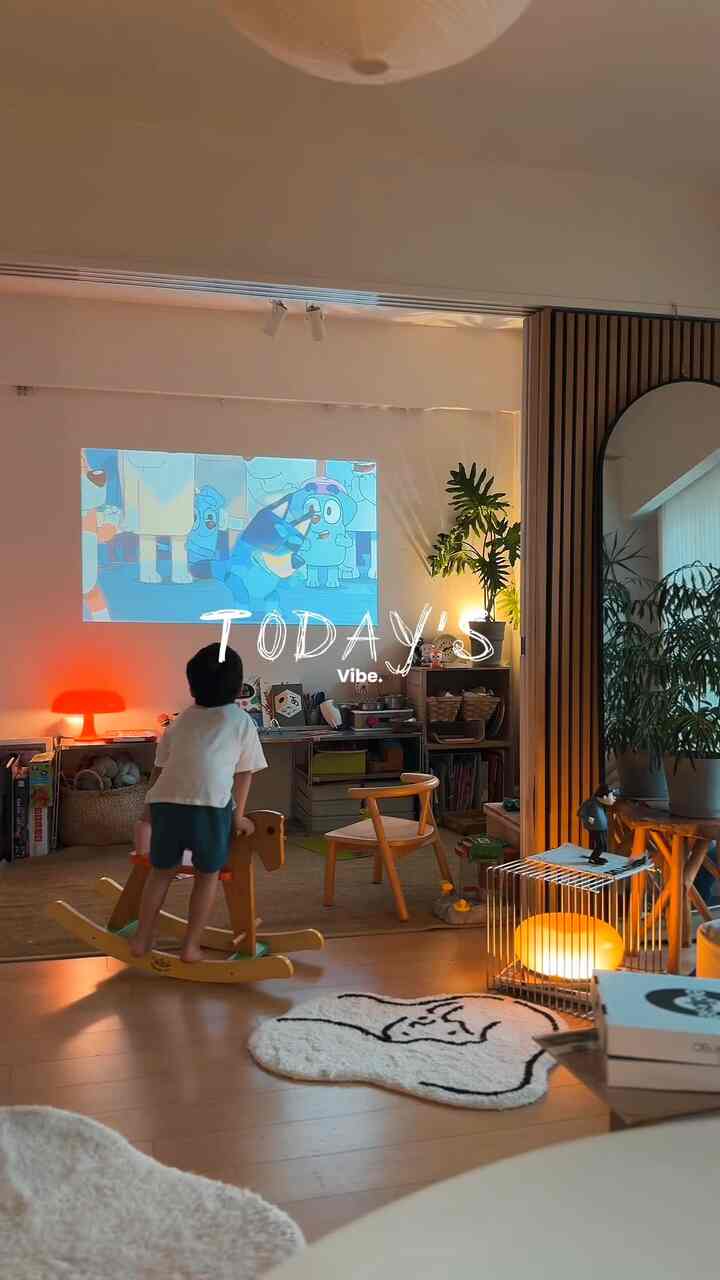 People often ask me, "Where's the TV?"

We got rid of the TV and have a projector.

It takes up little space and is (probably) easy on the eyes.

More than anything, I like how it creates a slightly special atmosphere.

Lately, my little boy's favorite is "Bluey."

It's a short and simple anime, but even adults can't help but be drawn in.

I sometimes remember how I fantasized about things like this when I was a child, and sometimes I empathize with Bluey's mom and dad.

I like how it doesn't fit into the traditional mold that's common in anime, such as the color blue even though she's a girl, and how her mom works so her dad is the one who takes care of her.

I watched it with my little boy, taking turns with my favorite, Mamuang-chan.

⁂

⁂

#interior #projector #children'sroom
#projector #midcentury #interior