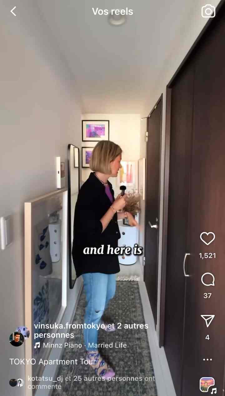 白と黒のトーンの狭い廊下型玄関空間、ビルトインクローゼット、額縁、ラグが配置されたナチュラルモダンなインテリア