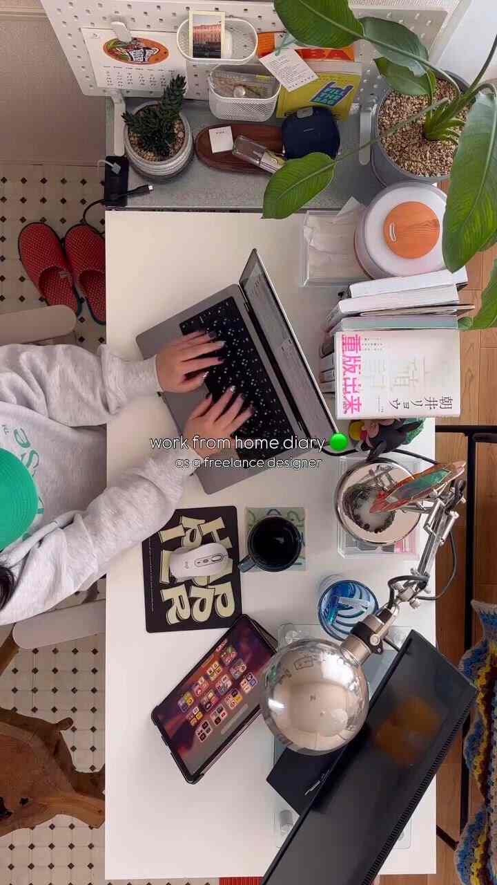 仕事場を上から撮影📹 タイルのフロアシートと白いIKEA家具の相性ぴったり◎ 

#ワークスペース #在宅勤務 #IKEA家具 #床タイル #DIY