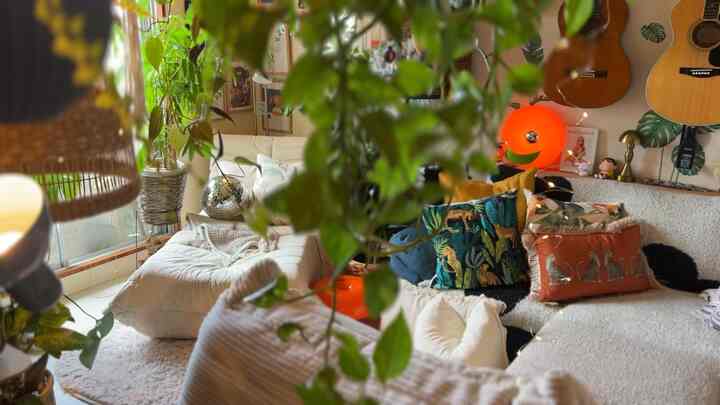 セカンドリビング
座るとこ多め。

#リビングルームインテリア小物 #リビングルームソファ #風鈴　#築古マンション #団地暮らし #ハンドメイド #DIY #DAISO #IKEA #ハンギングプラント  #ハンギング植物 #植物インテリア #植物のある生活 