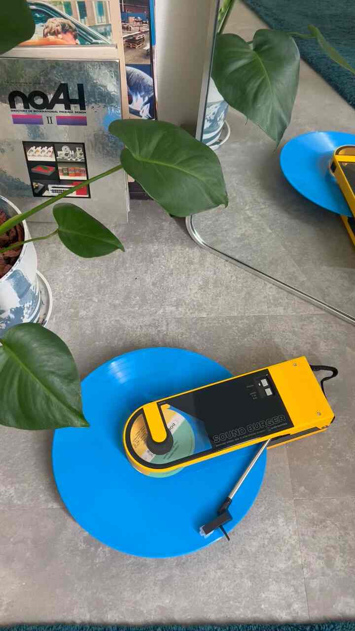 週末のルーティーン❤︎
#レコードプレーヤー
#レコード
#床インテリア 
#カラフルなインテリア