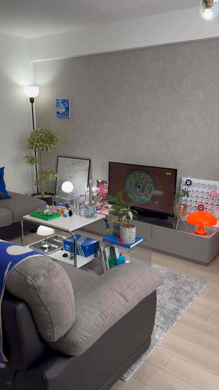 The combination of music and interior design is amazing! ✌🏻

#livingroom
#livingroominterior
#interior
#interiorlighting
#interiordecor
#interiorbook
#livingwithplants
#pots
#sofa
#midcentury
#midcenturymodern
#cozy
#home
#apartment
#usedapartment