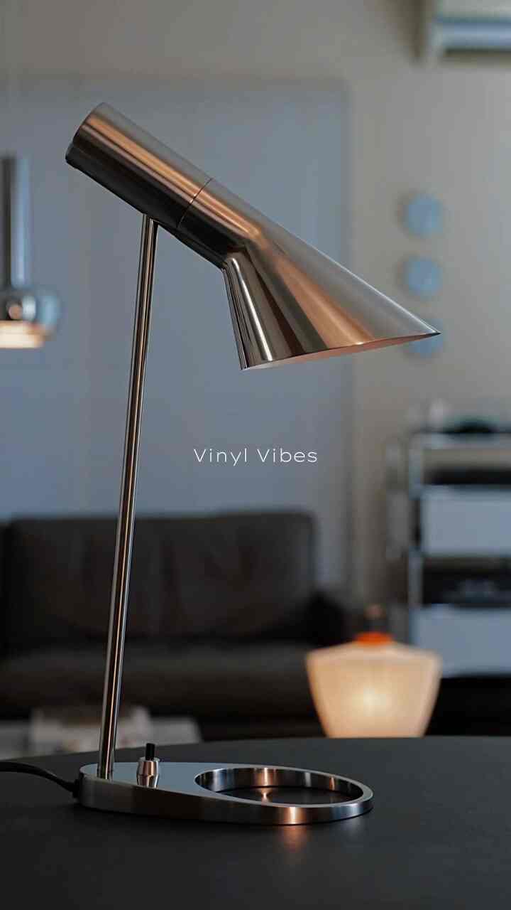 レコードの照明にAJランプミニ
ステンレスポリッシュを迎えました
映り込まないポリッシュ仕上げが美しくて
おすすめの照明です



#AJランプミニ #北欧インテリア 
