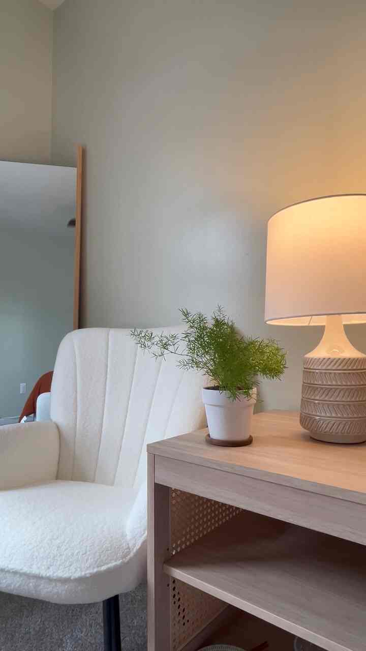 ナチュラルスタイルのベッドルーム。
居心地の良いアクセントチェア、植物、そして柔らかな照明が、温かく居心地の良い雰囲気を醸し出しています。
ずっとここにいたいと思えるほどです。

#アクセントチェア #bedroomidea #naturalinterior #cozyhome #minimalinterior #nightstand #bedsidelamp