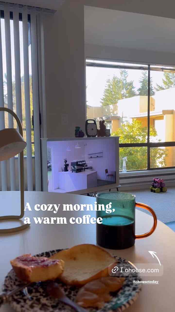 A cozy morning, a warm cup☕️ 
Autumn mornings taste better with coffee.🍁🍂

#coffee #moningcoffee #autumn #livingroom #coffeecup