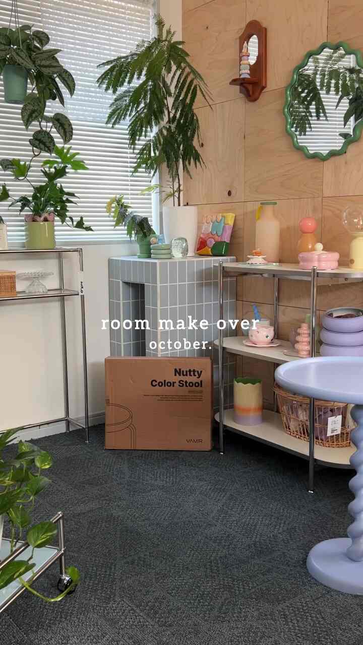 
ちょっとごちゃごちゃしてきたかな〜と
思って飾るものを少なくしたり
入れ替えたりしてみた🍑✨

韓国インテリア　#カラフルインテリア　#海外インテリア
#집스타그램　#셀프인테리어　#방스타그램