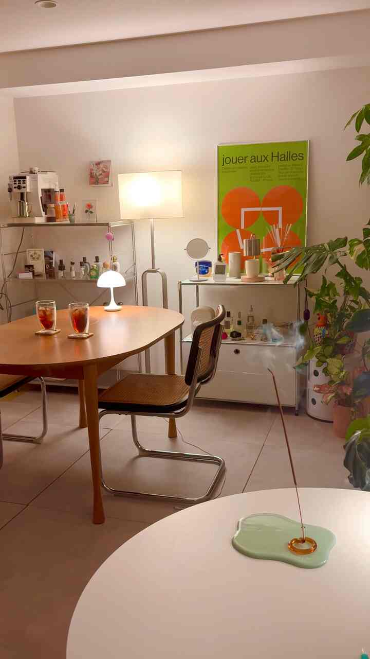 I also love incense because even on busy days, burning it helps me relax and enjoy a moment of peace and quiet.
The incense holder was a gift from Ohouse.
I love it.
#Midcentury #ミッドセンチュリーモダン #フロアタイル #アートポスター

Thank you.

#Incense