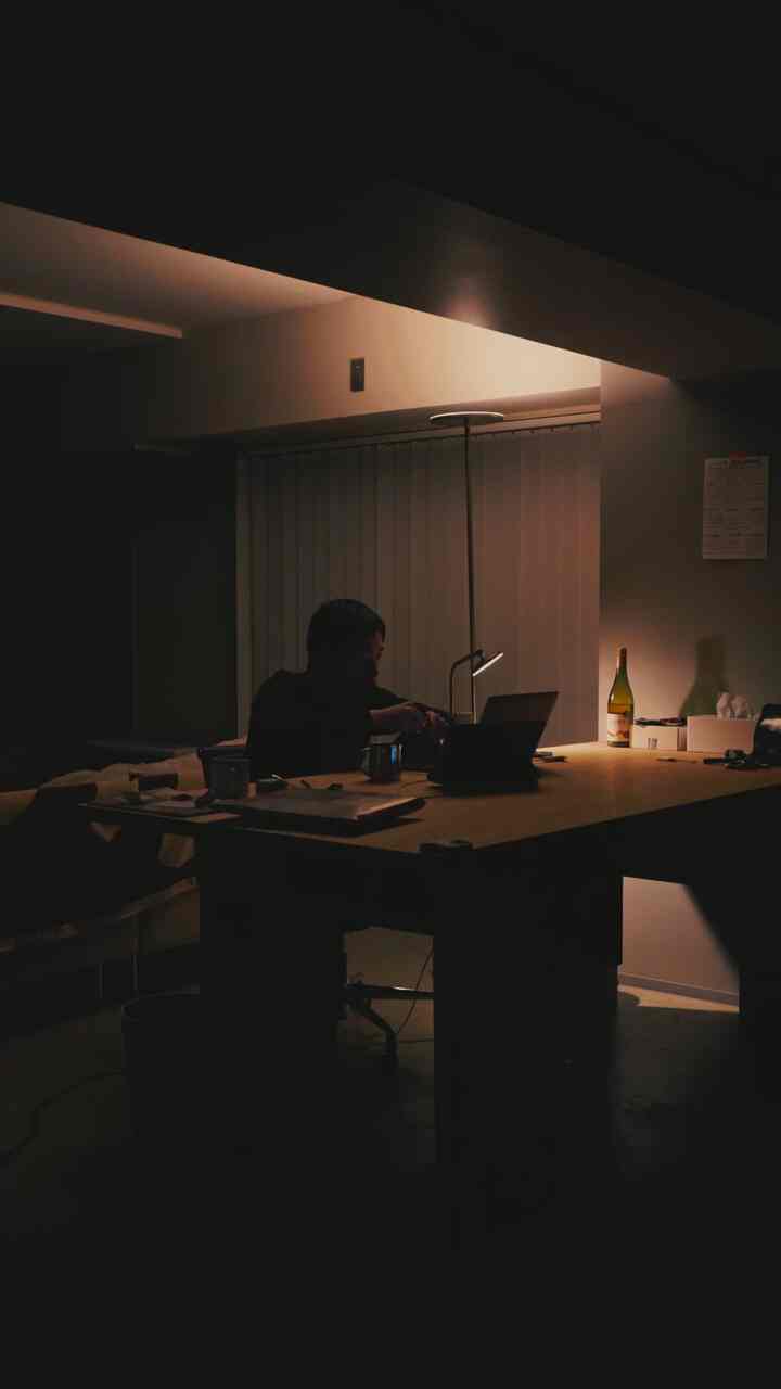 If you live in a one-room apartment with kids, you probably work with lights like this every night. 💻
#MacBookAir #apple #ikea