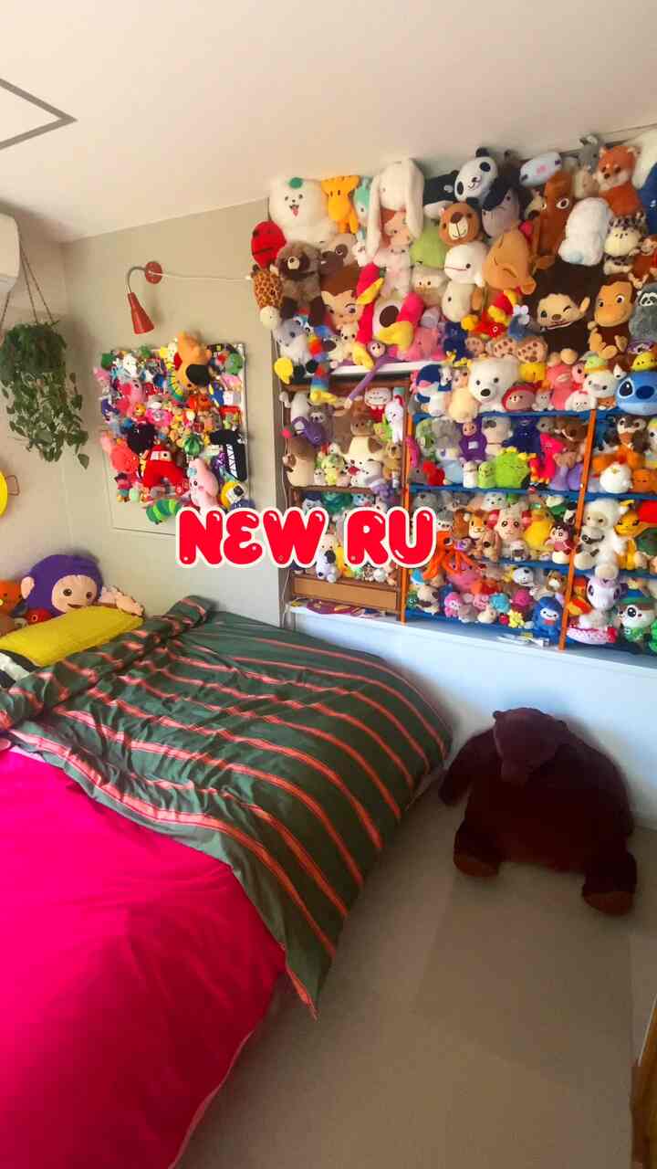 The bedroom is designed with a different style from the living room. I wanted a colorful accent for the space, so I bought a new checkered rug. ◎
It really tightens up the space and I'm very happy with it.
#Vintage #昭和レトロ #アメリカンインテリア
#GreenInterior #観葉植物
#Bedroom #ポップインテリア #ohouseshopping #ラグ