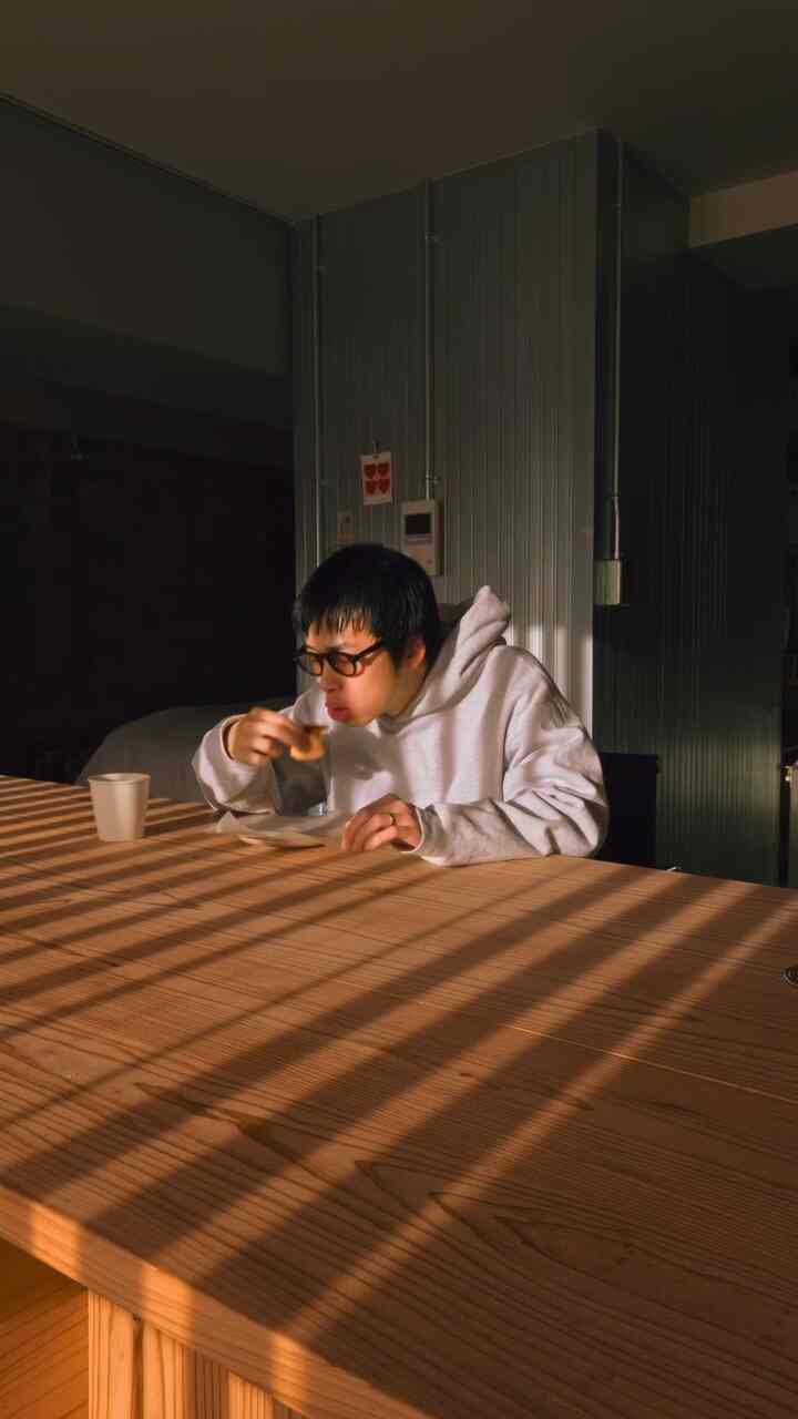 温かみのある木目調の大きなテーブルと自然光が差し込む、落ち着いた雰囲気のダイニングルーム