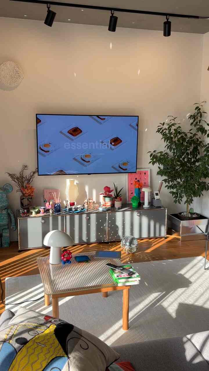 「好きだと思ったものを好きに置く！」ということこそがインテリアのポイント。
色の統一や合う合わないを考えるのが勿体無い。
好きと思ったものは何色だろうとどんな系統だろうと自分が好きなんだから自分の部屋に合うもの。

#リビングインテリア
#ミッドセンチュリー　#マンションリノベ