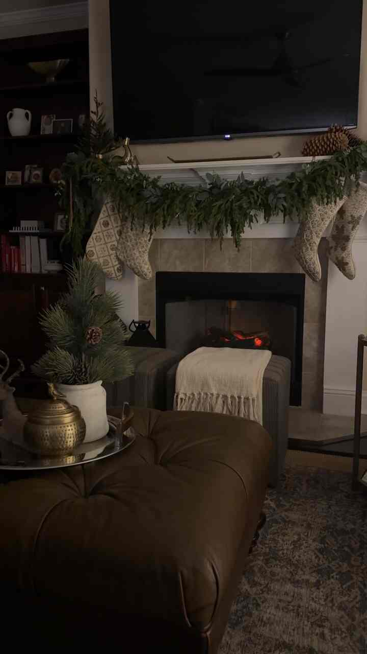 Cozy, cool nights spent by a warn fire this holiday season.
#timelesshome #holidayhome #Ohouseglow