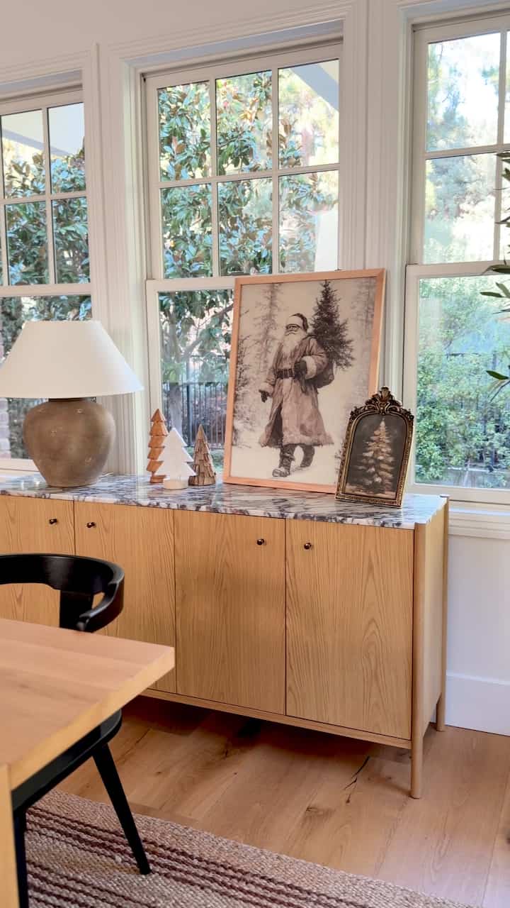 Christmas decor in rhe dining room! #christmasdecor #christmasideas #santa
