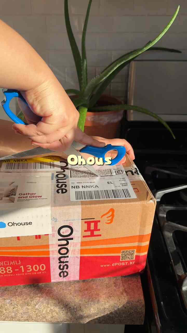 Loving my #WelcomeChallenge box from Ohouse ✨
#moderneclectic #eclecticdecor #colorfuldecor #unboxing #tableware