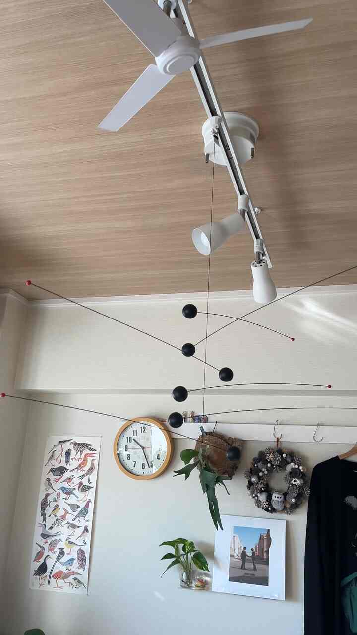 Ohouse black fridayで購入したモビール！
綺麗すぎる😍　ダクトレールから吊るしてます！

#モビール　#雑貨　#ダクトレール　#オブジェ　#インテリア　#北欧