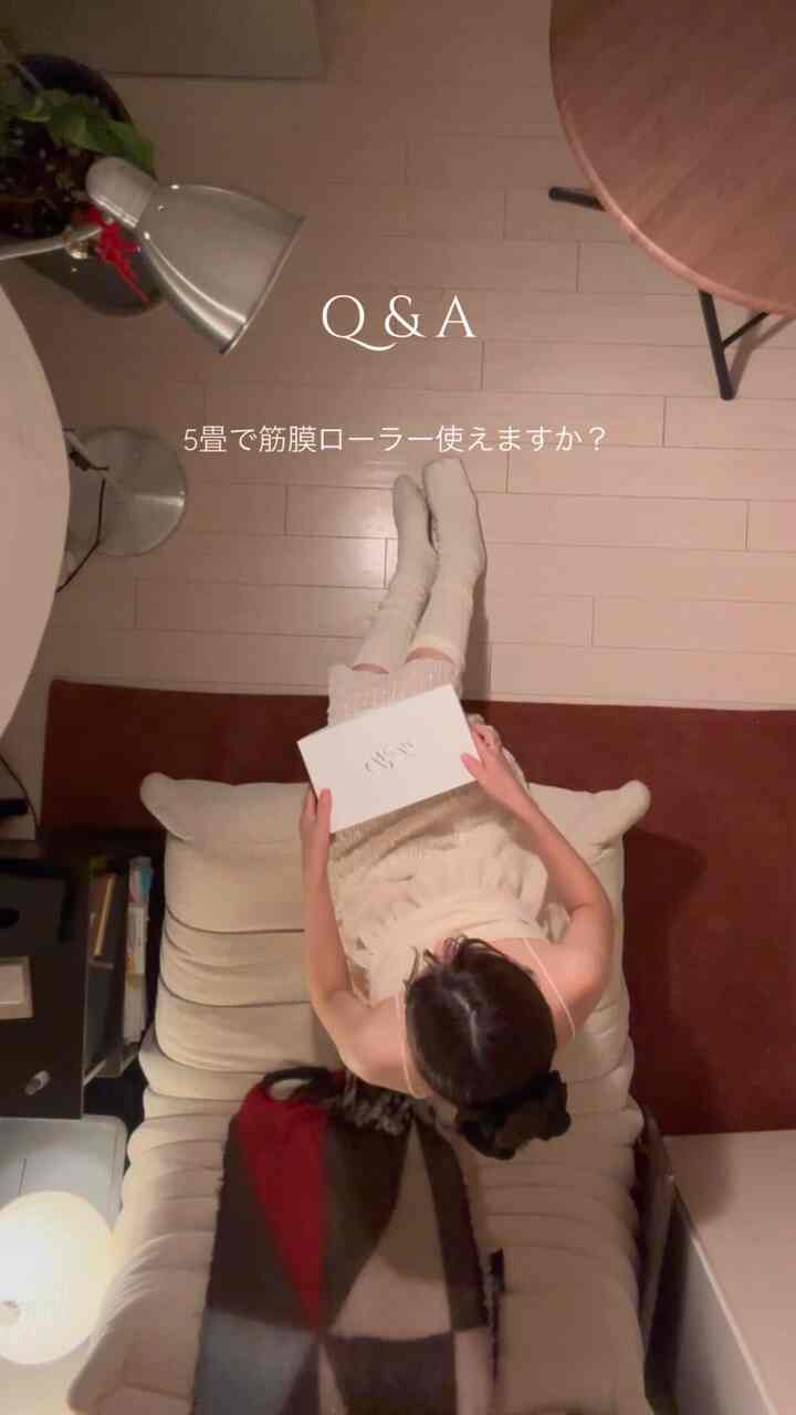 白と茶色のトーンの狭い部屋、ミッドセンチュリーモダンスタイルのソファとフロアランプが配置された雰囲気のあるインテリア