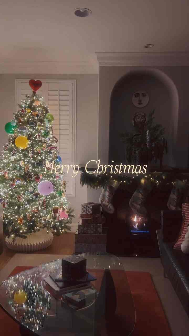 Merry Christmas ✨ 

#christmastree #christmashomedecor #holidaydecor #livingroominterior #colorfulhome #retrochristmas