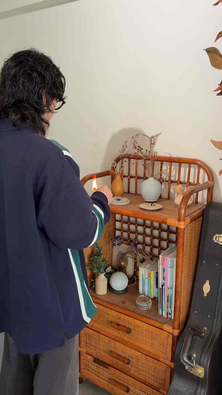 香りから始まる良い１日🟠

#一人暮らし #賃貸 #ワンルーム #1R #アンティーク #ラタン #本 #小説 #アート #アートブック #花 #植物 #フラワーベース #soil #無印良品 #サンゲツ #Alexa #アレクサ #Kyoto #京都 #京都暮らし