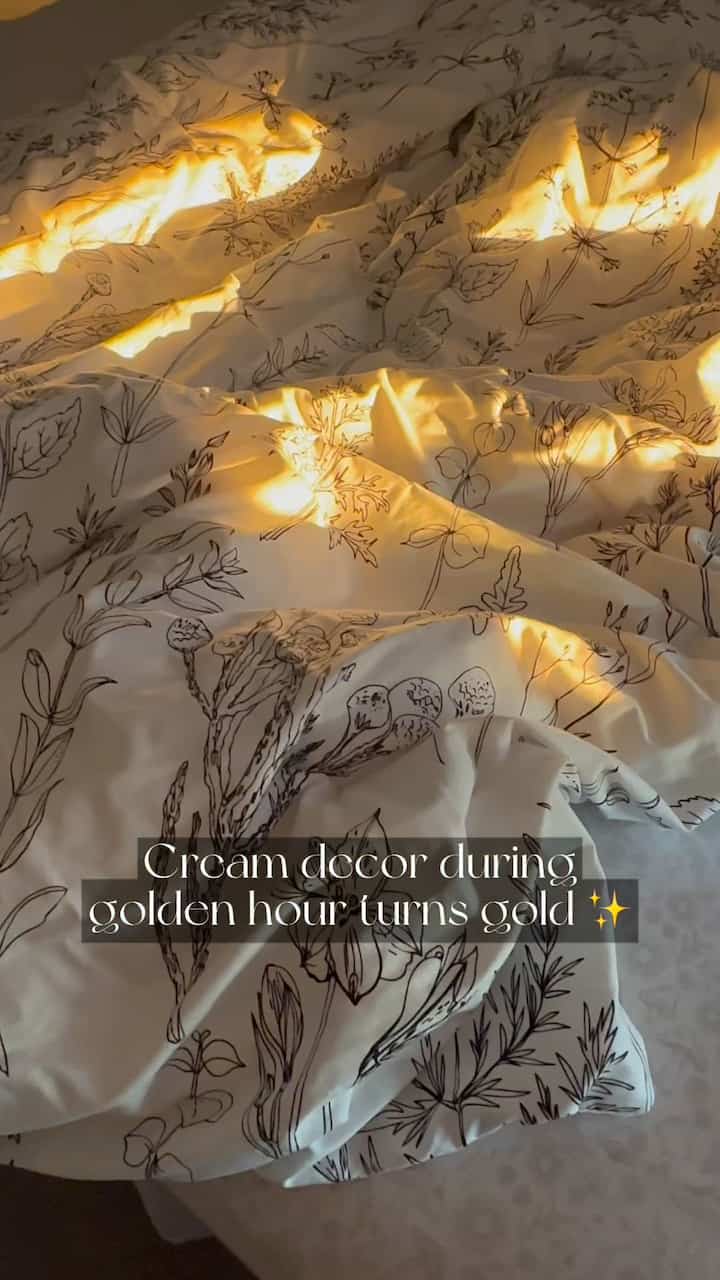 Cream decor during golden hour ✨
#romantic #homedecor #goldenhour #nycview 