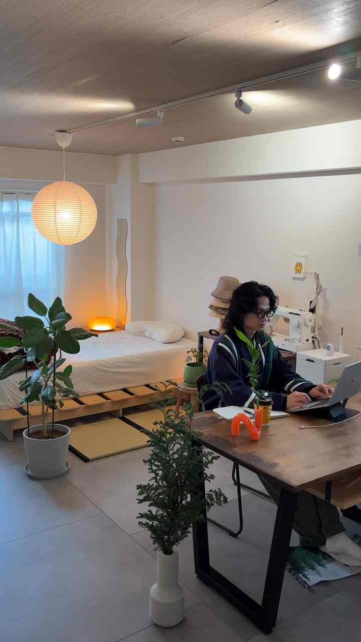 ゆったり作業する日🟠
同じ部屋でも、場所や体勢変えるだけで仕事が捗ることもある〇
　　
#一人暮らし #ワンルーム #1R #賃貸 #和モダン #ミッドセンチュリー #照明 #間接照明 #スポットライト #ライト #フロアタイル #フラワーベース #花 #観葉植物 #植物 #DIY #HAY #IKEA #ACTUS #サンゲツ #無印良品 #京都 #京都暮らし
