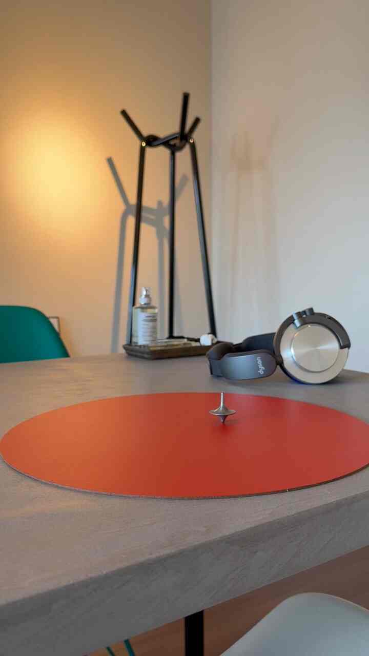 ミッドセンチュリーデザインを軸に。
回っている間は夢。
ここから、次の感覚へ。
Inspired by the film “Inception”

#aesthetic #minimalmood #visualstory #inception 
#senseofbalance
