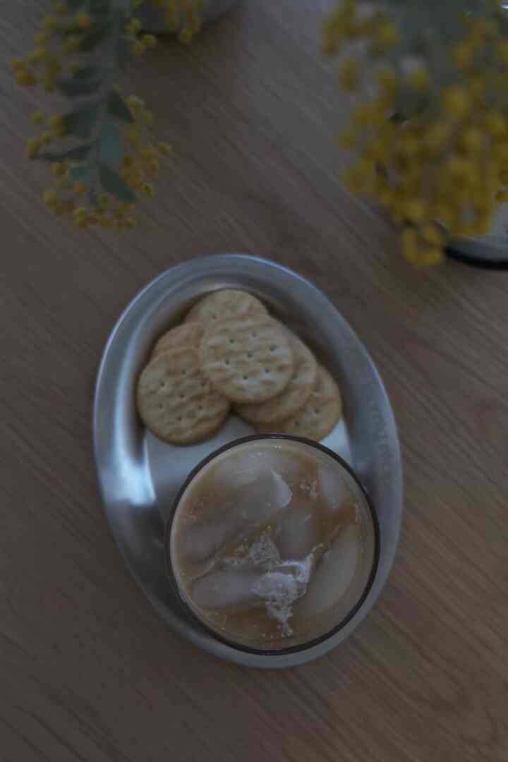 Minimal objects, gentle mood, and a quiet coffee break.

#homeoffice #coffee #icedcoffee #cuteglass #stainlessplate #stainless #modern #decor #nordic #ikea