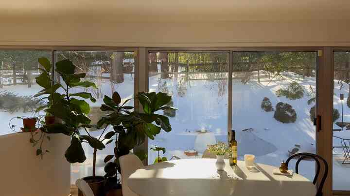 Pemandangan hari bersalju di pagi hari #diningroom #backyardview