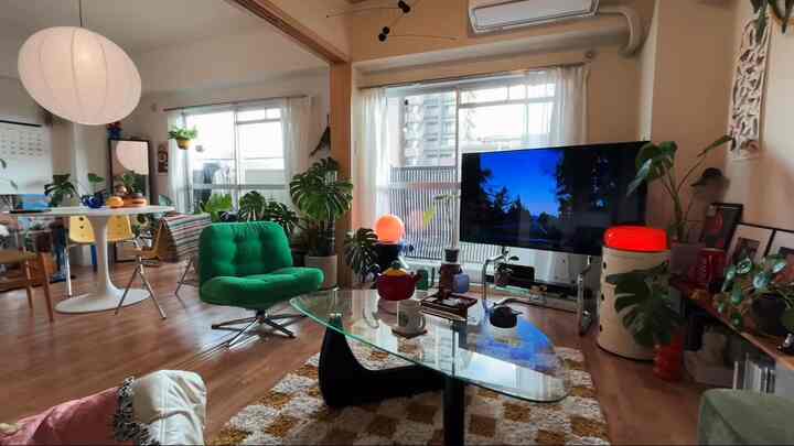 Ini membuat ruang tamu, ruang makan, dan dapur terlihat lebih luas♪ Banyak barang di dalamnya, tapi tertata rapi.

Kami pekerja kantoran yang tinggal bersama dua orang lainnya, dan kami menyukai interior berwarna-warni😊

#ruangtamu #2ldk #リビング #カラフルインテリア
#tinggalberdua