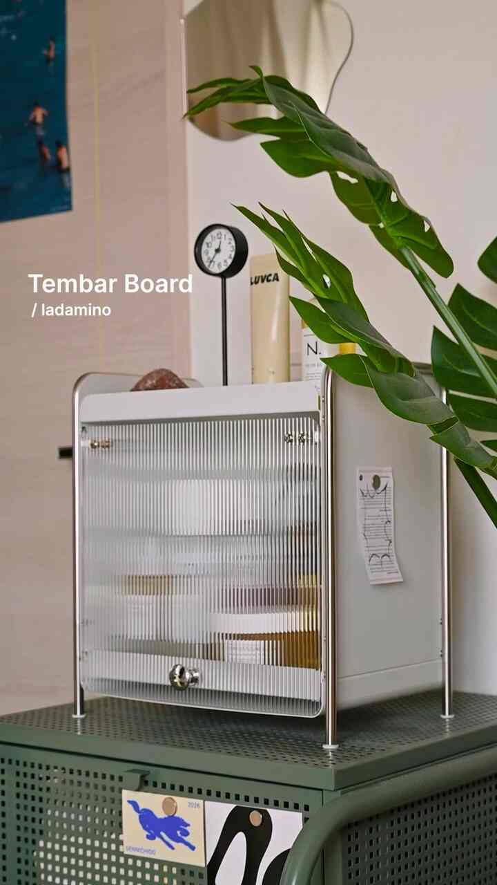 グリーンとホワイトのトーンの収納家具が置かれ、透明な収納ボックスに化粧品が整頓された、すっきりとしたミッドセンチュリーモダンの雰囲気あるインテリア