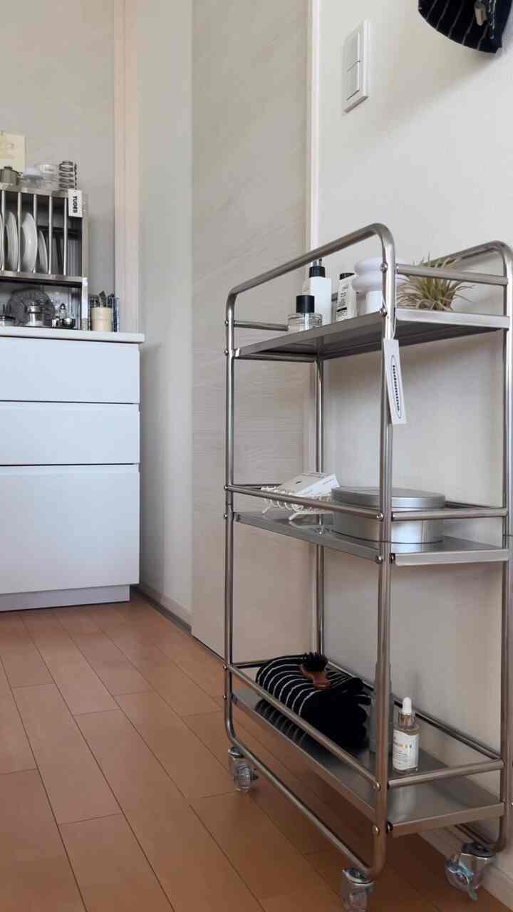 ⁡
⁡
最近の小さなときめき🩶

新しくお迎えしたステンレスワゴンが
想像以上にかわいかった🥹
⁡
✔ すっきり見えるステンレス
✔ クリアキャスターがツボ🤍
✔ 動かせるから使い勝手も◎
⁡
キッチンと洗面の間に置いてみたら
食器棚のシルバーとも相性よくて、
空間がちょっと整った気がする🫶🏻
⁡
タグまでかわいいのうれしい🏷️ˎˊ˗

#Ohouseshopping #2026Ohouse新生活 #収納家具 #韓国インテリア