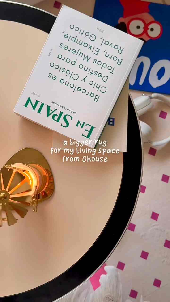 リビングのラグをchange🛋️
いつもラグのサイズは100×150が我が家の
定番なんだけど今のリビングの配置ならワンサイズ
大きい方がしっくりくるかもぉと思って...
今回チャレンジで150×200にしてみた🩷
自分的にはこのサイズ結構気に入ってる。
カラーもpinkが春っぽいでしょ🌷


 #Ohouseshopping #2026Ohouse新生活 #ラグ #リビング #リビングインテリア  