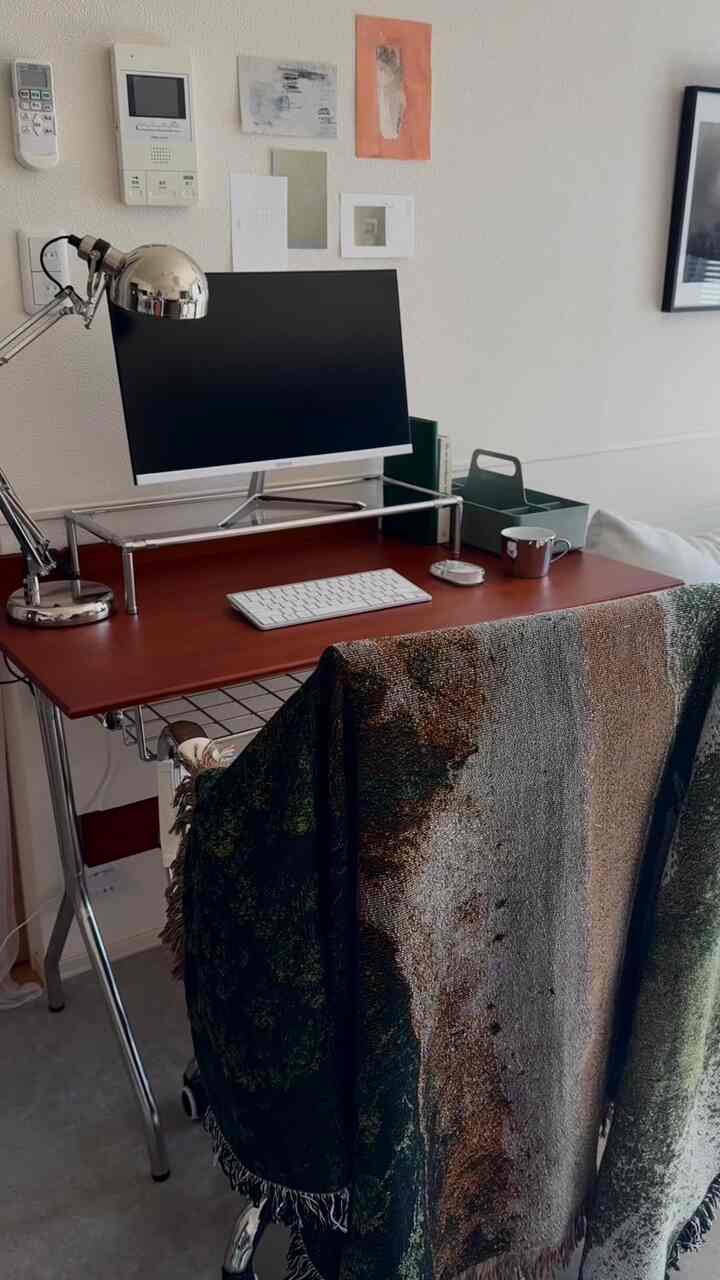 This year I'm updating my desk setup.
I replaced my old white desk and monitor stand with a new brown desk, and purchased a glass and stainless steel monitor stand that matches it.

I really like the simple and stylish design.

Two heights were available to choose from.

#Ohouse #オーハウス #20260house新生活 #ワークスペース #モニター台