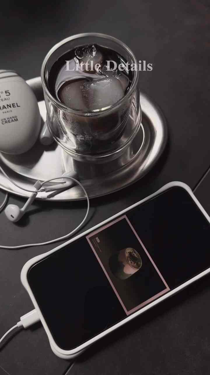 The little details that make up my days lately 🖤

#coffee #icedcoffee #cup #glasscup #handcream #tray #Stainlesssteel #cupshelf #cupboard #homedecor #decorpieces #lamp #lighting #desklamp #homecafe #homebody #details #aesthetic #homevibes 