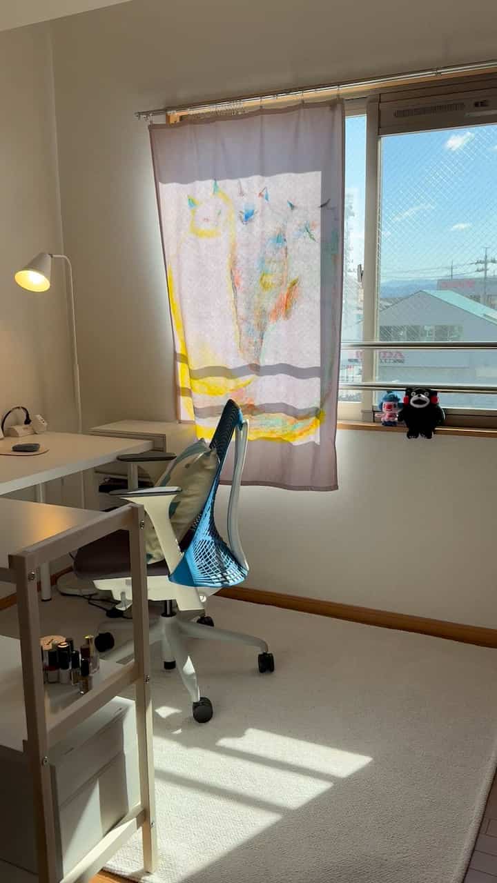 引っ越しを機に彼女のワークスペースができました。

ハーマンミラーのセイルチェアに合うように
ラグはアイボリーをIKEAのラックも欲しかったのが白系統なので統一感がでてお気に入りです。

 #Ohouseshopping #2026Ohouse新生活 #ラグ
#ワークスペース