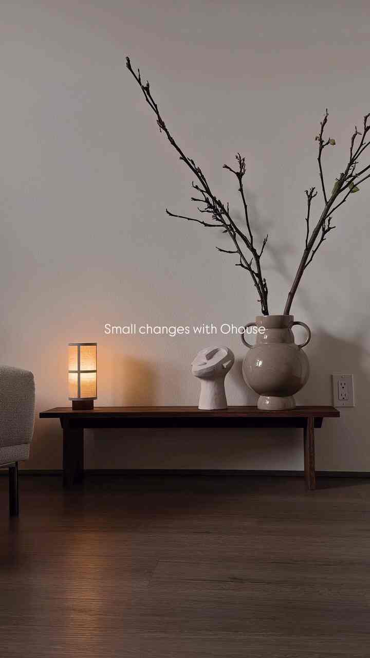 Rak kecil yang saya beli dari Ohouse memberikan perubahan halus pada sudut ruang tamu.
Awalnya rak ini dimaksudkan sebagai rak tanaman, tetapi garis-garis yang bersih dan kayu yang hangat membuatnya terasa cukup serbaguna untuk digunakan dengan berbagai cara, itulah yang membuat saya tertarik. Untuk saat ini, saya menatanya dengan nuansa Japandi yang menyatu sempurna dengan ruang tamu saya saat ini.

Ini adalah produk Korea, dan saya sudah terkesan karena mereka mengirimkannya langsung ke AS, tetapi yang benar-benar mengejutkan saya adalah rak ini tiba dalam keadaan sudah terpasang sepenuhnya.

#shelf #woodenshelf #plantshelf #livingroom #livingroomdecor #livingroomdecoration #homedecor #shelfdecor #homestyling #lighting #moodlighting #stool #candleholder #vase #ohouseshop