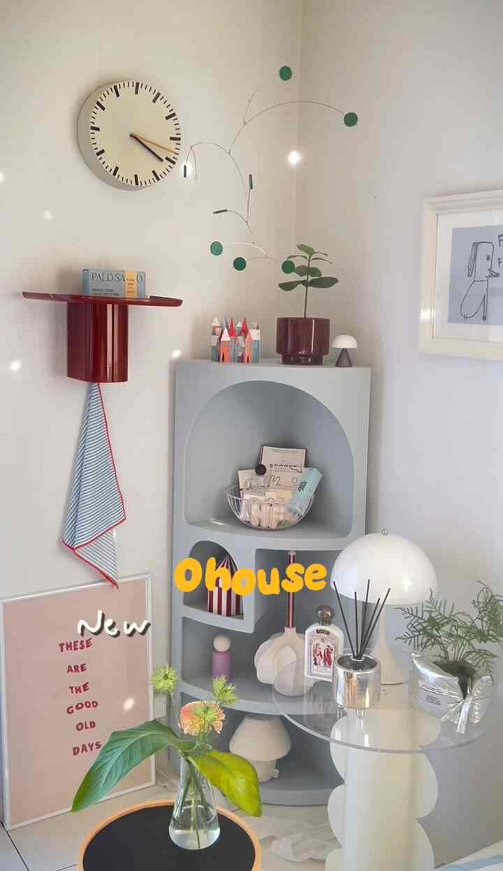 モビール購入しました😊
グリーンに１つだけシルバーが可愛すぎる💚🩶
ミラーボール🪩のキラキラ✨とモビールの
ゆらゆらに癒される〜🤤


#モビール
#リビングインテリア
#カラフルインテリア
#マイルーム
#コーナーシェルフ